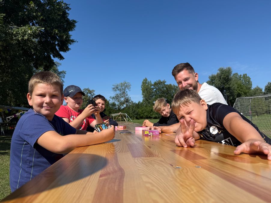 Drei Mädchen beim Kartenspiel.