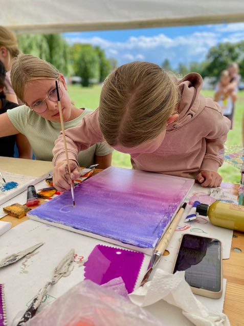 Drei Mädchen beim Kartenspiel.